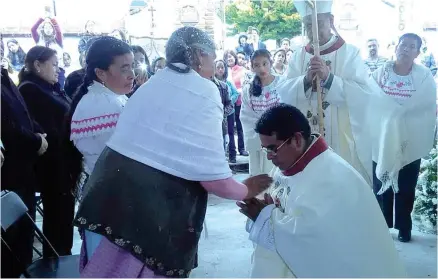  ?? Tomás Baños ?? Momento en que Pánfilo Cruz recibe la bendición de su madre adoptiva, Leonor Pérez, previo a la santa misa.