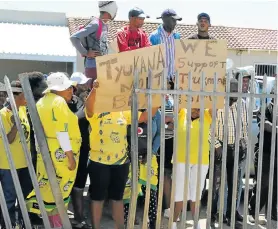  ?? Picture: FREDLIN ADRIAAN ?? HANDS OFF OUR MAN: A group of residents supporting the ward councillor in opposition to another group in Joe Slovo who demanded that he must step down