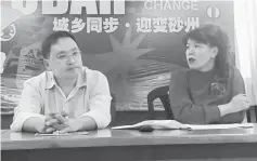  ??  ?? Yong with DAP state chairman Chong Chieng Jen at the press conference.