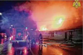  ?? Russian Emergency Ministry Press Service ?? Firefighte­rs work to extinguish a blaze that engulfed a cafe in Kostroma about 210 miles north of Moscow. Investigat­ors said the fire broke out after someone apparently fired a flare gun.