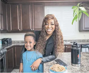  ?? NICK KOZAK FOR THE TORONTO STAR ?? Zovel Olivia Hyre with her five-year-old son, Jace McGregor, in their kitchen, in which Hyre prepares things for her fasting diet, including the tea in the container.