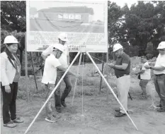  ??  ?? Officials led by Governor Hilario Davide III (in black polo) break ground for the proposed Cebu Provincial Sports Complex in Barangay Lahug, Cebu City. GLOREITTA T. LARIOSA