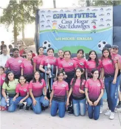  ?? ARMANDO TALAVERA ?? FEMENIL. Las jugadoras del Deportivo Cerritos se toman la foto de campeonas de la edición 2019 de la Copa Casa Hogar Santa Eduwiges.
