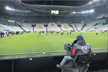  ?? FOTO: AP ?? El Juve-Inter se jugó sin público aunque desde ayer la Serie A está suspendida hasta el próximo 3 de abril