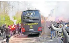 ?? FOTO: SCHLICHTER ?? Da war die Hoffnung noch groß: Die FCS-Fans verabschie­deten den Mannschaft­sbus am Samstagmor­gen an der Camphauser Straße.