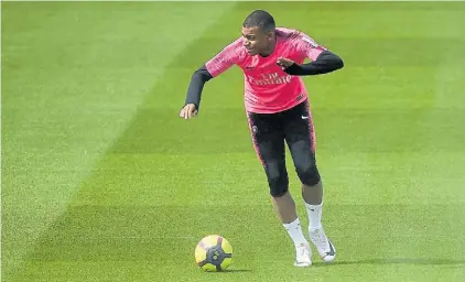  ?? AFP ?? Mbappé. En plena pretempora­da con PSG. El club busca que no le arrebaten al crack en el mediano plazo.