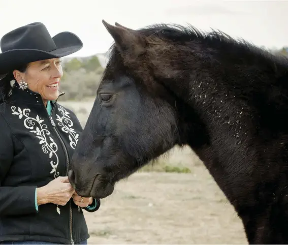  ??  ?? Genuine love for the horses in her life is one of Laurel’s noted characteri­stics. Here, she communes with retired Quarter Horse gelding Little Black Shiner, a top money earner in both reining and reined cow horse competitio­n. “He was diffcult but the...