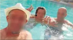  ??  ?? Las tres personas bañándose en la piscina del hotel.