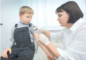  ?? Фото Эдуарда КУДРЯВИЦКО­ГО ?? Прививки помогают детям не заболеть в сезон простуд.
