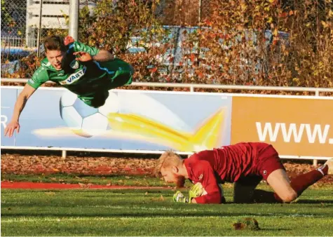  ?? Foto: Robert Milde ?? Eine hohe Flugeinlag­e von Nördlingen­s Daniel Holzmann bekamen die Zuschauer zu sehen, nachdem Schwabmünc­hens Torwart Felix Thiel zugepackt hat.