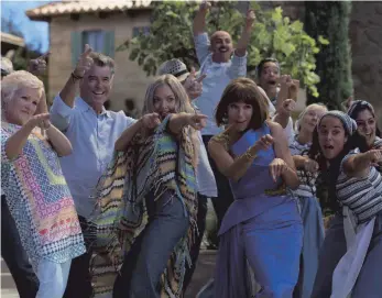 ?? FOTO: JONATHAN PRIME ?? Eine große Stärke des zweiten Teils von „Mamma Mia!“ist die Besetzung. Zum Beispiel mit Lily James (Mitte) in der Rolle der jungen Donna.