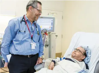  ?? PHOTO CHANTAL POIRIER ?? Jean-pierre Gravel discute avec le Dr Murray Vasilevsky à l’hôpital général de Montréal pendant son traitement de dialyse. Son sang est nettoyé par appareil trois fois par semaine depuis 48 ans, du jamais vu. Il a commencé à l’âge de 11 ans.