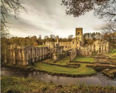  ??  ?? Religious order
The ruins of Fountains Abbey in North Yorkshire, which was establishe­d in the 1130s. The mid-12th century saw new monasterie­s popping up all over England – and the fact that monks were able to LQWTPG[ VQ NN VJGO UWIIGUVU VJCV VJG PCVKQP JCFPoV HCNNGP XKEVKO VQ TCORCPV NCYNGUUPGU­U