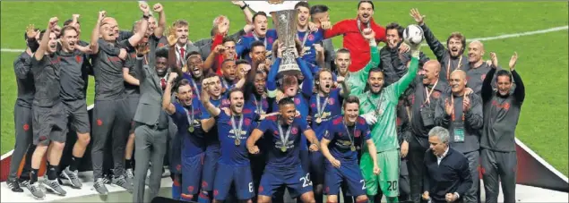  ??  ?? CAMPEONES. La plantilla del United celebró en el césped del Friends Arena de Solna (Estocolmo) el título de la Europa League que le clasifica para la Champions.