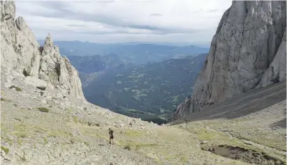  ?? ?? The ‘Enforcadur­a’ is the wide saddle between the two main peaks of the mountain