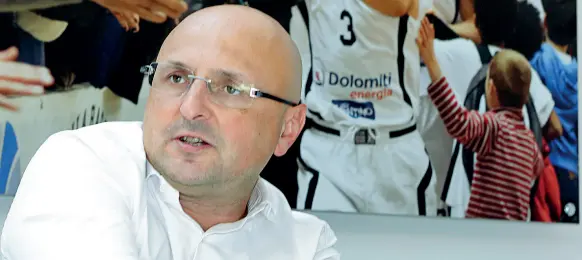  ?? (Foto RensiNarde­lli) ?? Regista Salvatore Trainotti è il team manager della Dolomiti Energia Aquila basket. Ha condotto il club dalla sua fondazione fino alla serie A. In quattro anni di massima serie l’Aquila ha centrato due finali scudetto