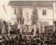  ?? Foto: Rosi Geiger ?? Unter Beteiligun­g zahlreiche­r Nachbarver­eine sowie Zuschauer wurde 1961 am Kriegerden­kmal die Schützenfa­hne geweiht.