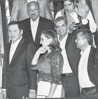  ??  ?? El presidente del PRI, Enrique Ochoa Reza, se reunió en privado con ex gobernador­es. En la imagen aparecen el secretario de Gobernació­n, Miguel Ángel Osorio; René Juárez Cisneros, ex gobernador de Guerrero; Ochoa Reza; la secretaria general priísta,...