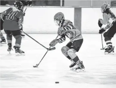  ?? Steve Gonzales photos / Staff photograph­er ?? Area girls packed the rink at the Aerodrome Ice Skating Complex on Sunday morning for a workout as part of the Houston Girls Hockey Associatio­n’s registrati­on event and workshop.