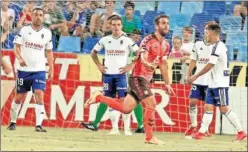  ??  ?? DECISIVO. Carlos Ruiz celebra el segundo gol del Tenerife.