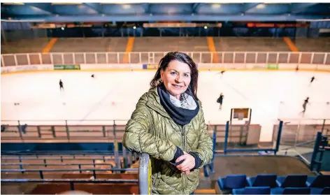  ??  ?? Ibi Rospert trainiert eine Eiskunstla­uf-Mannschaft der DEG im verlassene­n Stadion an der Brehmstraß­e.