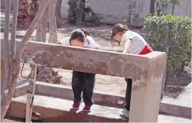  ??  ?? ALGO HUELE MAL..LOS niños corren y juegan, parecen acostumbra­dos al aroma del estiércol expandido en los corrales, a unos 100 metros de su escuela.