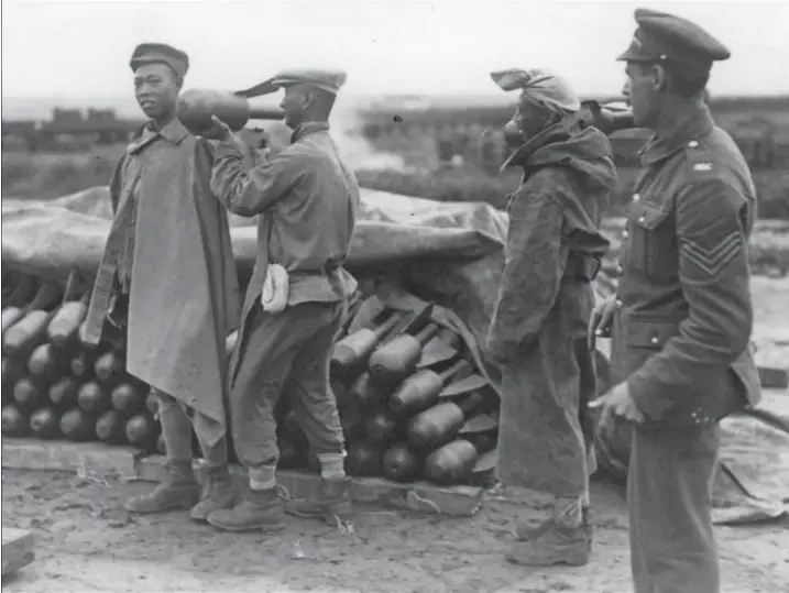  ??  ?? transport van munitie. Het ‘Chinese Labour Corps’ was onder meer belast met het © Imperial War Museum