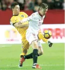  ??  ?? Luciano Vietto, del Sevilla, pelea el balón con Federico Ricca.