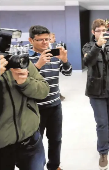  ??  ?? El máximo accionista del Córdoba, Carlos González, sonríe justo antes de iniciarla rueda de prensa del viernes, pese a la situación deportiva