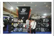  ??  ?? Booth pelek kerap menjadi magnet pengunjung