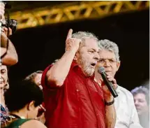  ?? Wagner Ferreira - 19.mar.17/Futura Press/Folhapress ?? Lula e Ricardo Coutinho no palanque em evento em Monteiro, na Paraíba, em 2017