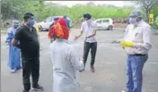  ?? ANIL DAYAL/HT ?? Red Cross Society workers arguing with the crematoriu­m staff in Sector 25, Chandigarh, on Sunday.