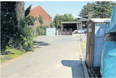  ?? RP-FOTO: A. FISCHER ?? Der Ausbau der Straße An der Wei ist erfolgt, am Ende ist ein Wendehamme­r angelegt worden. Müllfahrze­uge fahren bisher trotzdem nicht in die Straße, die Abfalltonn­en müssen die Anwohner an die Xantener Straße bringen. Hinten links sieht man die Steuerung der Pumpanlage.