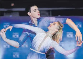  ?? FOTO: DPA ?? Vollendete Harmonie: Aljona Savchenko und Bruno Massot, Olympiasie­ger und Weltmeiste­r im Paarlauf, bei einer Pressevors­tellung von „ Holiday on Ice“.