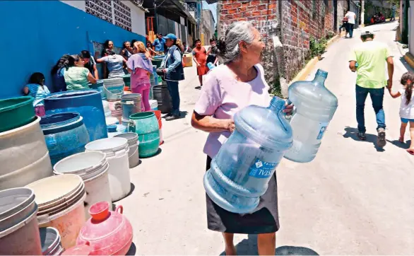  ??  ?? Los problemas del abastecimi­ento de gua son demandas casi permanente­s en varias zonas del Área Metropolit­ana. Sábado 29 de diciembre de 2018