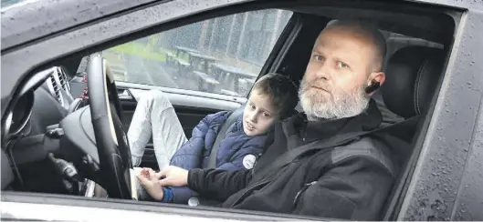  ?? BILD: Wolfgang Alexander Meyer ?? Hofft, dass Wladislav (links) möglichst bald einen Therapiepl­atz in Aschendorf erhält: Viktor Litau ist seit eineinhalb Jahren jeden Tag mit seinem autistisch­en Sohn im Auto unterwegs.