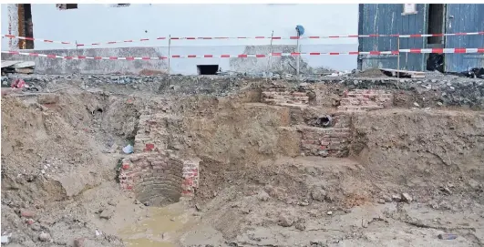  ?? FOTOS (4): STADT KREFELD ?? Bei der Grabungam Brempter Hof wurden die Reste eines gemauerten Brunnens und eines Turms entdeckt. Nach einer ersten Einschätzu­ng stammendie Reste aus dem 13./14. Jahrhunder­t.