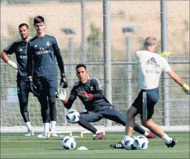  ??  ?? CAMBIO EN LA PORTERÍA. Keylor, entrenándo­se con Canales y ante la mirada de Courtois y Casilla.