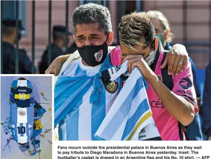  ??  ?? Fans mourn outside the presidenti­al palace in Buenos Aires as they wait to pay tribute to Diego Maradona in Buenos Aires yesterday. Inset: The footballer’s casket is draped in an Argentine flag and his No. 10 shirt. — AFP