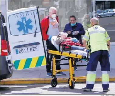  ?? JOSÉ ÁNGEL GARCÍA ?? La llegada de un paciente en ambulancia al Hospital Virgen del Rocío.