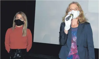  ?? FOTO: GEORG KLIEBHAN ?? Ein Bild, das zu den 42. Biberacher Filmfestsp­ielen in den nächsten Tagen dazugehöre­n wird: Co-Moderatori­n Kathi Wolf (l.) und Intendanti­n Helga Reichert wollen bei der Moderation der Filmdiskus­sionen Masken tragen.