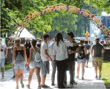  ?? Fotos: Annette Zoepf, Michael Hochgemuth ?? Die Deko im Wittelsbac­her Park war wieder ein richtiger Hingucker. Zur Bühne am Turm gingen die Besucher unter dem hölzer nen Bogen hindurch.