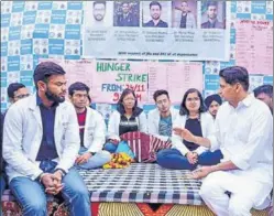  ?? MANOJ DHAKA/HT ?? Congress Rajya Sabha MP Deepender Singh Hooda meets protesting MBBS students at the PGIMS, Rohtak, on Thursday.