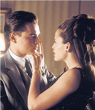  ?? Fotos: ORF/Dreamswork­s ?? Ein falscher Co-Pilot und eine echte Stewardess: Leonardo DiCaprio und Jennifer Garner in „Catch Me If You Can“, ORF 1, 23.10 Uhr.