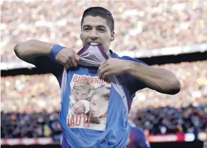  ?? Foto: dpa ?? Drei Treffer im Clásico: Suárez widmet ein Tor seiner Familie.