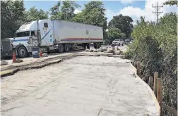  ??  ?? Sin restricció­n. Tanto vehículos livianos como pesados pueden circular en el carril habilitado del km. 99 de la carretera El Litoral, en Jiquilisco.