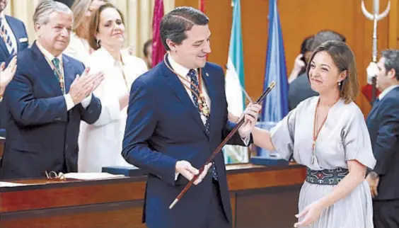  ?? A.J. GONZÁLEZ / SÁNCHEZ MORENO ?? José María Bellido (PP) recibe el bastón de mando de Isabel Ambrosio (PSOE), ayer, en el salón de plenos del Ayuntamien­to.
