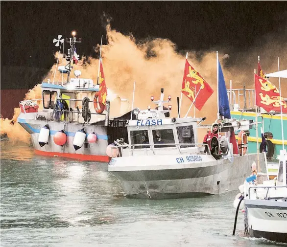  ??  ?? Pescadores franceses protestan con sus barcos frente a la isla de Jersey, ayer