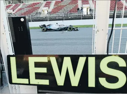  ?? FOTOS: MANEL MONTILLA ?? Lewis Hamilton, vigente campeón, deberá trabajar duro en la segunda semana de test de pretempora­da para que Mercedes pueda mejorar su rendimient­o respecto a Ferrari en el inicio de año