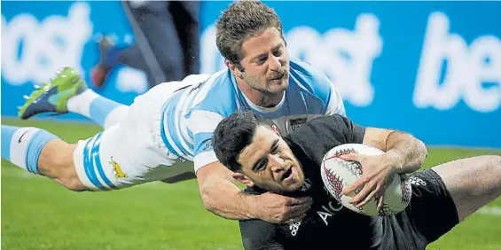  ?? REUTERS ?? Imparable. Milner-Skudder apoya el try mientras Santiago Cordero no puede evitarlo. Los All Blacks cruzaron seis veces el ingoal argentino.